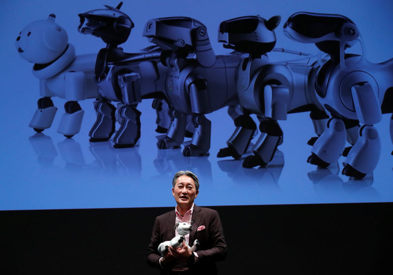 © Reuters. Sony Corp's President and Chief Executive Officer Kazuo Hirai holds entertainment robot 