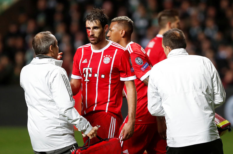 © Reuters. El jugador Javi Martínez recibe atención médica tras marcar el segundo gol del Bayern Munich en su triunfo frente al Celtic, en Glasgow.