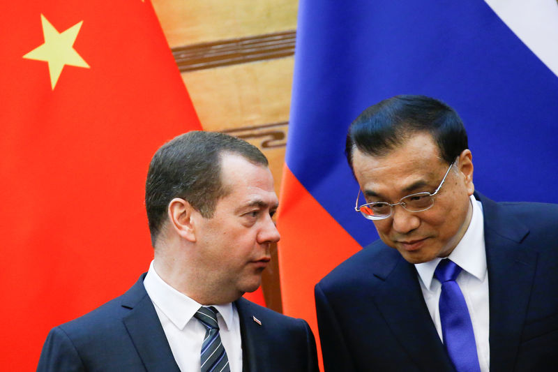 © Reuters. Chinese Premier Li Keqiang and Russian Prime Minister Dmitry Medvedev attend a signing ceremony at the Great Hall of the People in Beijing