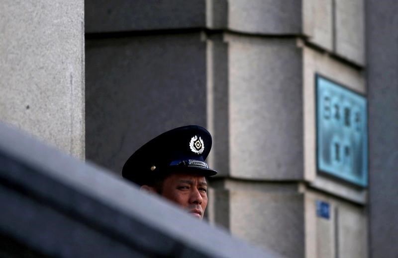 © Reuters. A security guard stands at the Bank of Japan building in Tokyo