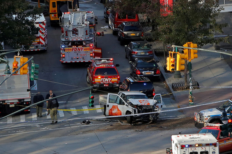 © Reuters. Equipes de emergência trabalham em local de ataque com caminhonete em Manhattan, Nova York