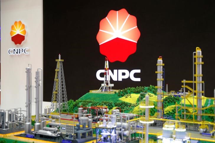 © Reuters. Логотип CNPC (China National Petroleum Corporation) на Всемирной газовой конференции в Париже, 2 июня 2015 года.