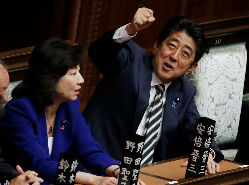 © Reuters. Primeiro-ministro do Japão, Shinzo Abe, na câmara baixa do Parlamento, em Tóquio