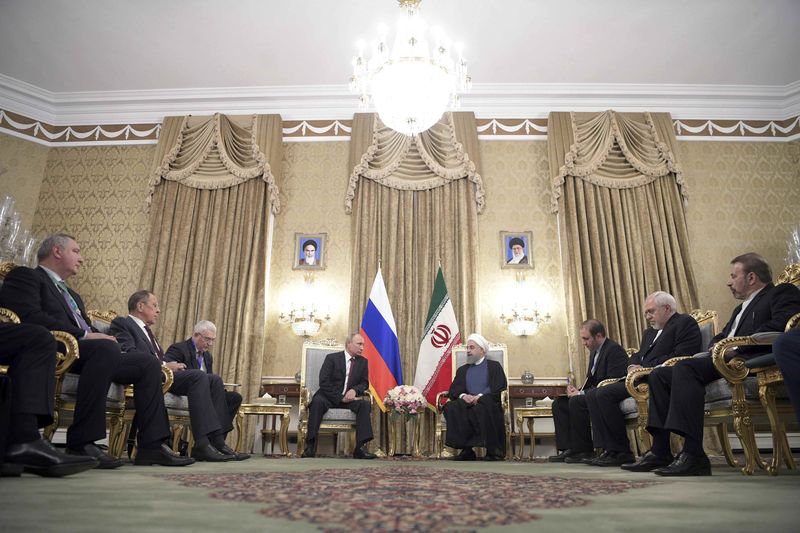 © Reuters. Members of the Russian and Iranian delegations attend a meeting in Tehran