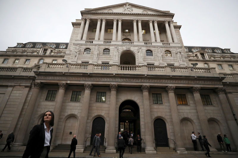 © Reuters. People walk past the Bank of England in London