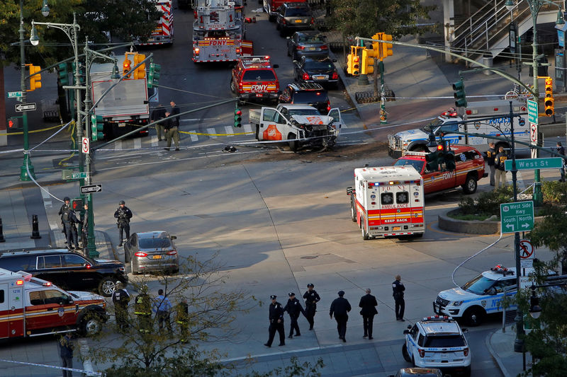 © Reuters. Equipes de emergência no local de ataque em Manhattan, em Nova York