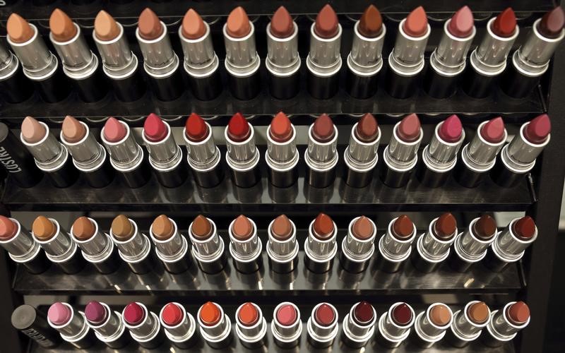 © Reuters. ESTÉE LAUDER RELÈVE SES PRÉVISIONS APRÈS UN SOLIDE 1ER TRIMESTRE