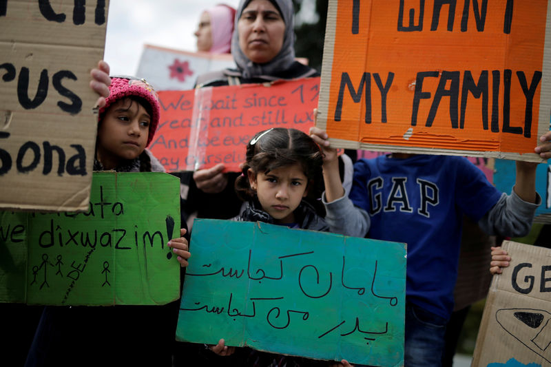 © Reuters. مهاجرون في اليونان يطالبون بنقلهم إلى ألمانيا يبدأون إضرابا عن الطعام
