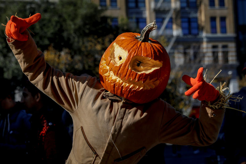 © Reuters. Homem fantasiado para o Halloween, em Nova York