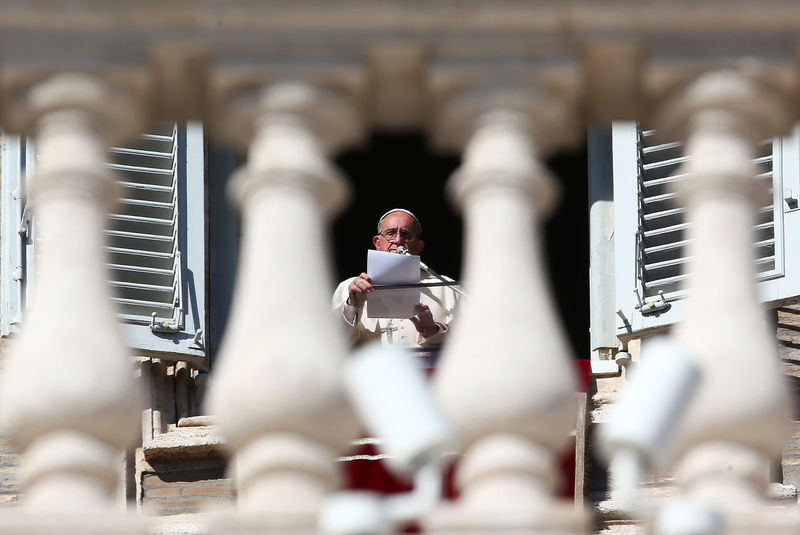 © Reuters. El Papa Francisco habla durante la oración del Ángelus en el Día de Todos los Santos en la Plaza de San Pedro