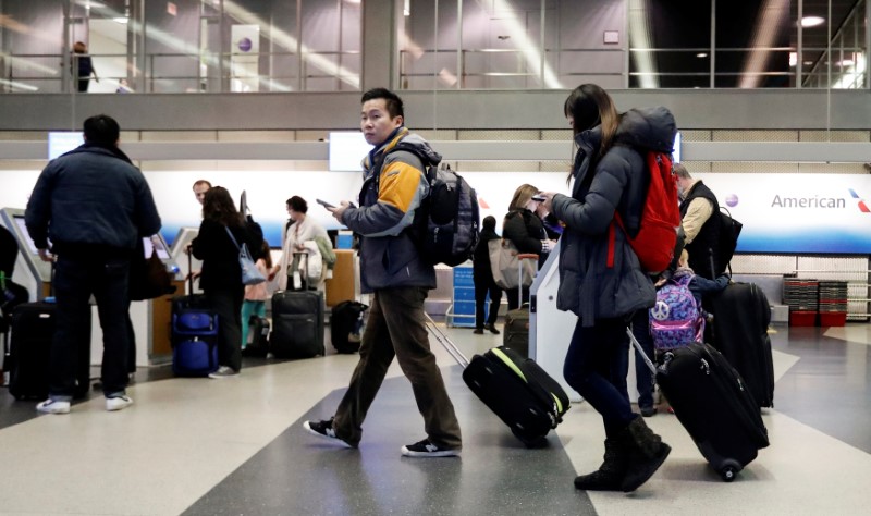 © Reuters. Travelers walk through Terminal 3 at O'Hare Airport in Chicago