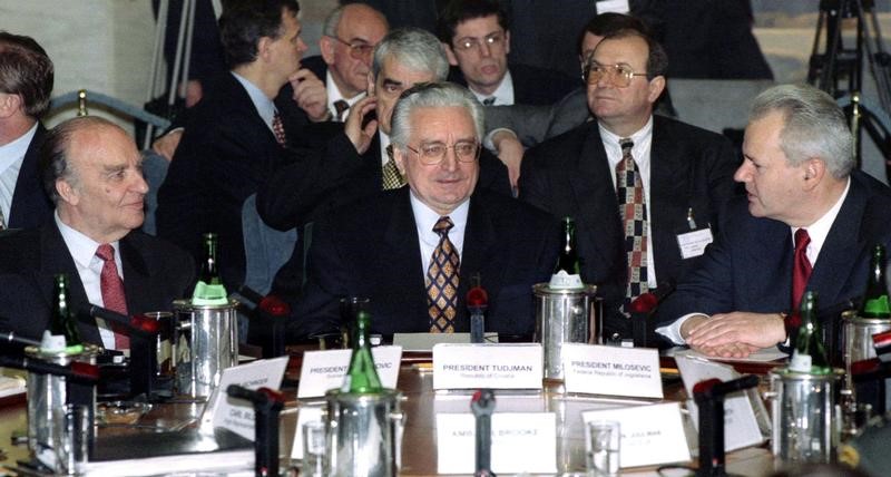© Reuters. Arrestado un hombre que intentó vender el tratado de paz original de Bosnia