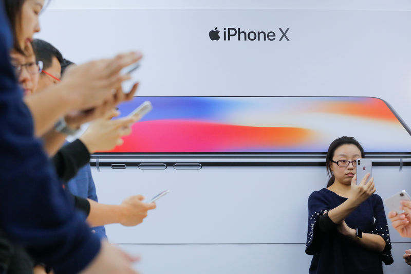 © Reuters. Mulher usa iPhone X durante apresentação para mídia em Pequim, China