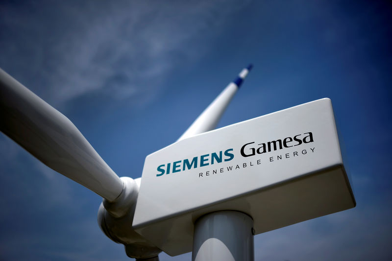 © Reuters. FILE PHOTO: A model of a wind turbine with the Siemens Gamesa logo is displayed outside the annual general shareholders meeting in Zamudio