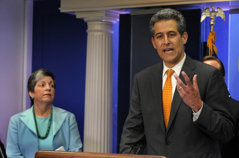 © Reuters. Acting Director of the CDC Richard Besser makes remarks in Washington