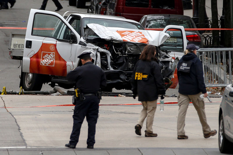 © Reuters. Investigadores analisam caminhonete de ataque em Nova York