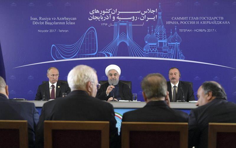 © Reuters. Russia's President Putin, Iran's President Rouhani and Azerbaijan's President Aliyev attend a news conference in Tehran