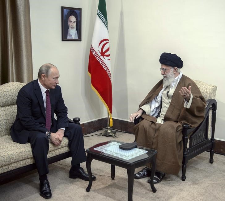 © Reuters. Putin se reúne com líder supremo do Irã, aiatolá Ali Khamenei, em Teerã