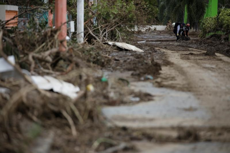 © Reuters. Members of FEMA's Urban Search and Rescue team conduct a search operation at an area hit by Hurricane Maria in Yauco