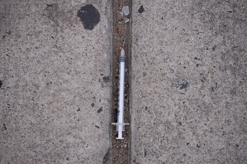 © Reuters. A needle used for shooting heroin litters the ground on a sidewalk in the Kensington section of Philadelphia