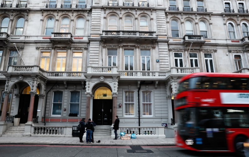 © Reuters. People stand outside the building housing the offices of Orbis Buiness Intelligence (C) where former British intelligence officer Christopher Steele works, in central London