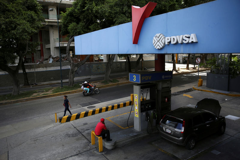 © Reuters. FILE PHOTO: The corporate logo of the state oil company PDVSA is seen at a gas station in Caracas