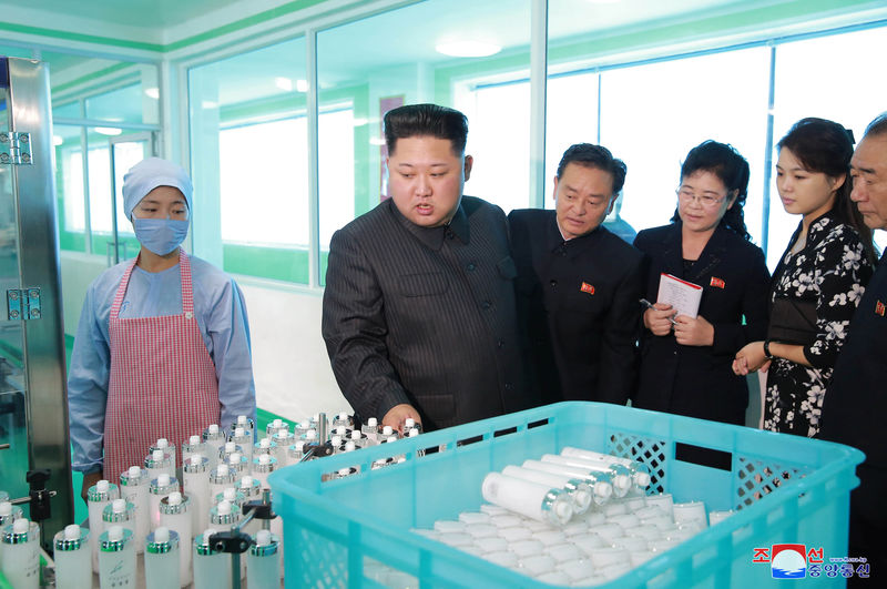 © Reuters. North Korean leader Kim Jong Un and wife Ri Sol Ju visit a cosmetics factory in this undated photo released by North Korea's Korean Central News Agency (KCNA) in Pyongyang