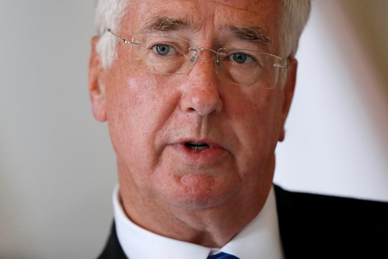 © Reuters. Michael Fallon durante entrevista à Reuters em Paris