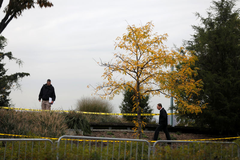 © Reuters. Law enforcement officials investigate an area along West Street a day after a man driving a rented pickup truck mowed down pedestrians and cyclists on a bike path alongside the Hudson River in New York City