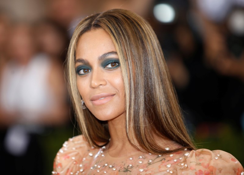 © Reuters. FILE PHOTO - Singer-Songwriter Beyonce Knowles arrives at the Met Gala in New York