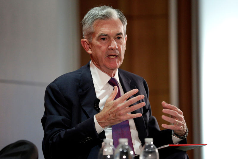 © Reuters. Commodity Futures Trading Commission (CFTC) Chairman Christopher Giancarlo and Federal Reserve Board Governor Jerome Powell discuss financial regulation in Washington