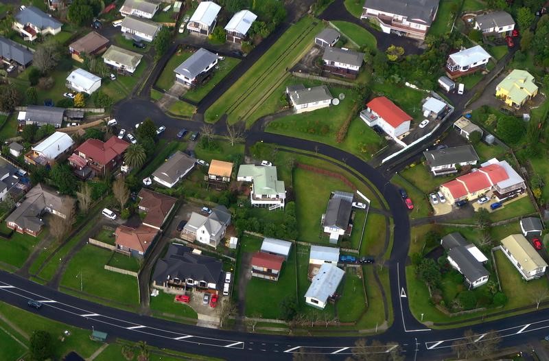 © Reuters. Residential houses can be seen along a road in a suburb of Auckland in New Zealand