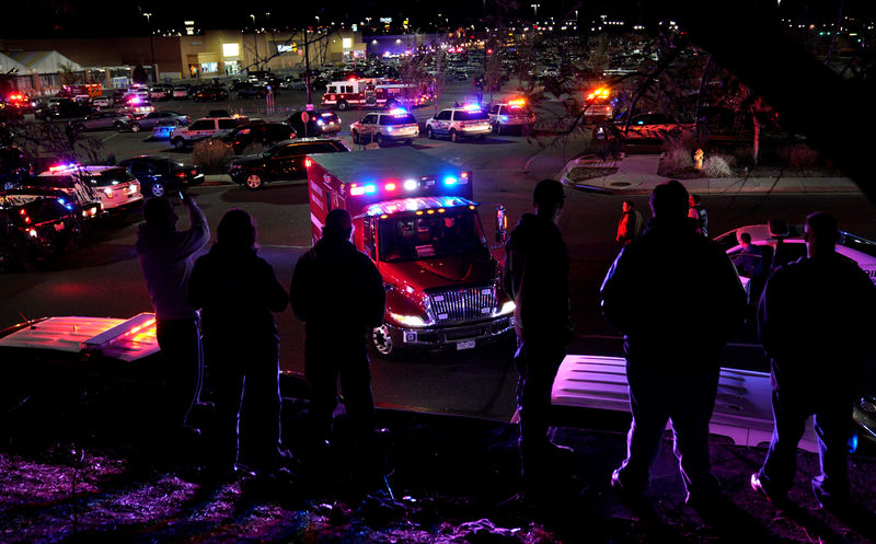 © Reuters. ETATS-UNIS: TROIS MORTS DANS UNE FUSILLADE DANS UN SUPERMARCHÉ