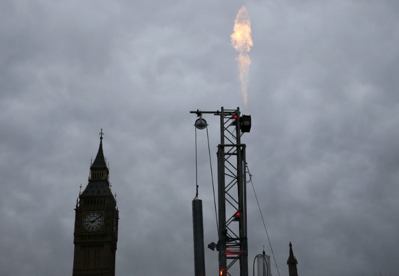 © Reuters. FILE PHOTO - A fracking rig flares gas during an anti-fracking protest by Greenpeace activists outside the Houses of Parliament in London