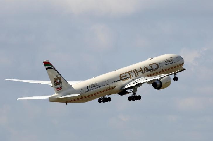 © Reuters. An  Etihad Airways company aircraft takes off at the Charles de Gaulle airport in Roissy