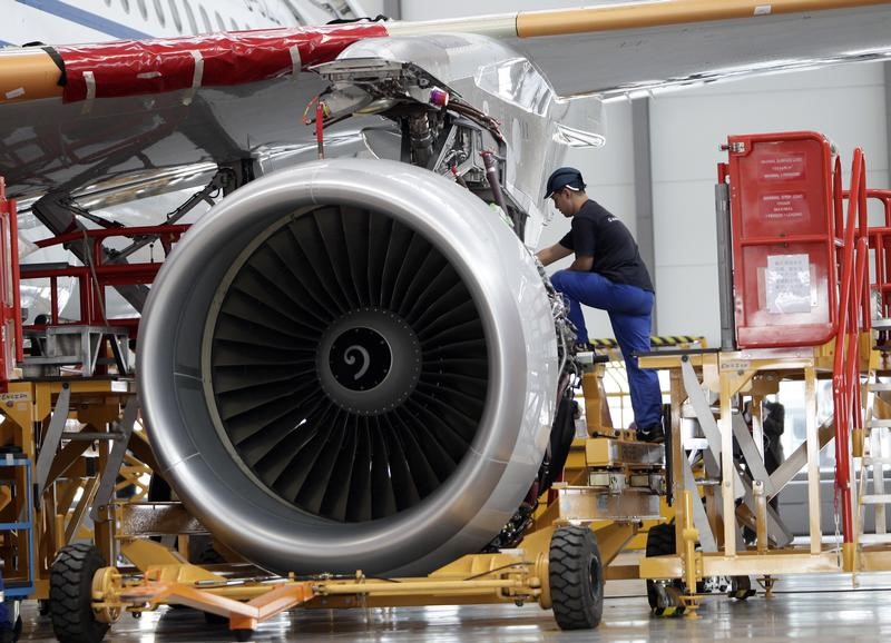 © Reuters. An employee installs an engine for an A320 plane under construction in Tianjin municipality