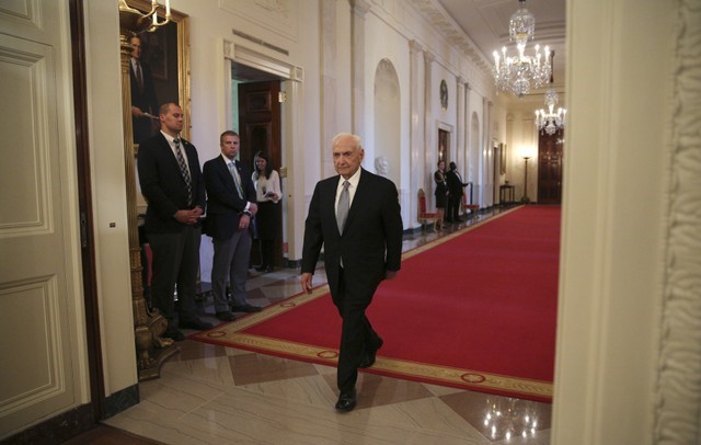 © Reuters. FILE PHOTO: Architect Gehry arrives prior to Presidential Medal of Freedom ceremony at the White House in Washington