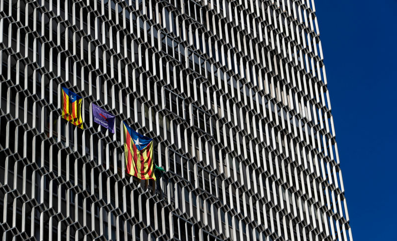 © Reuters. Esteladas (Catalan separatist flag) hang from windows in Barcelona