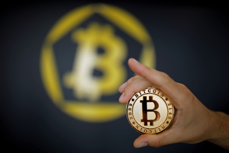 © Reuters. FILE PHOTO: A Bitcoin (virtual currency) coin is seen in an illustration picture taken at La Maison du Bitcoin in Paris