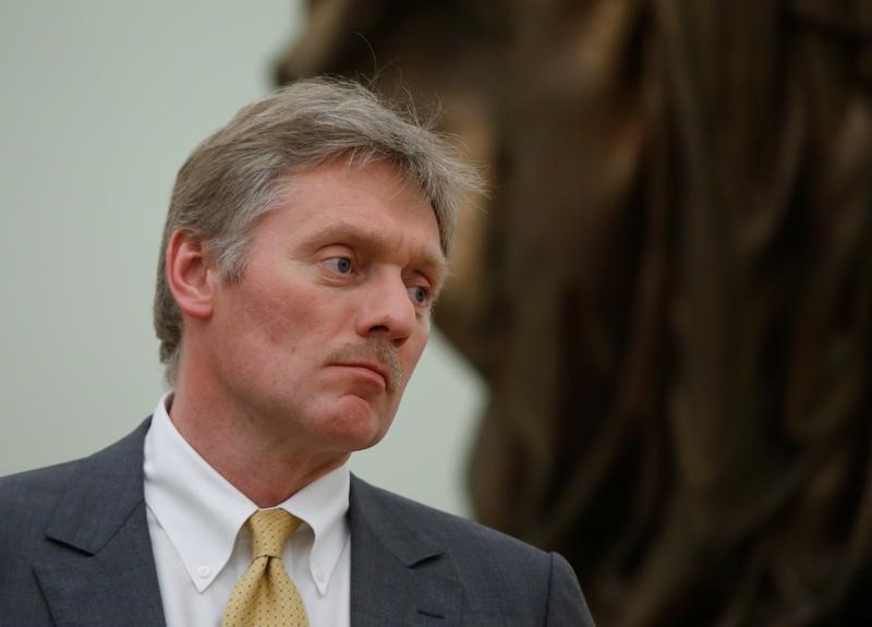 © Reuters. Kremlin spokesman Peskov waits before meeting of Russian President Putin with Philippine President Duterte at the Kremlin in Moscow