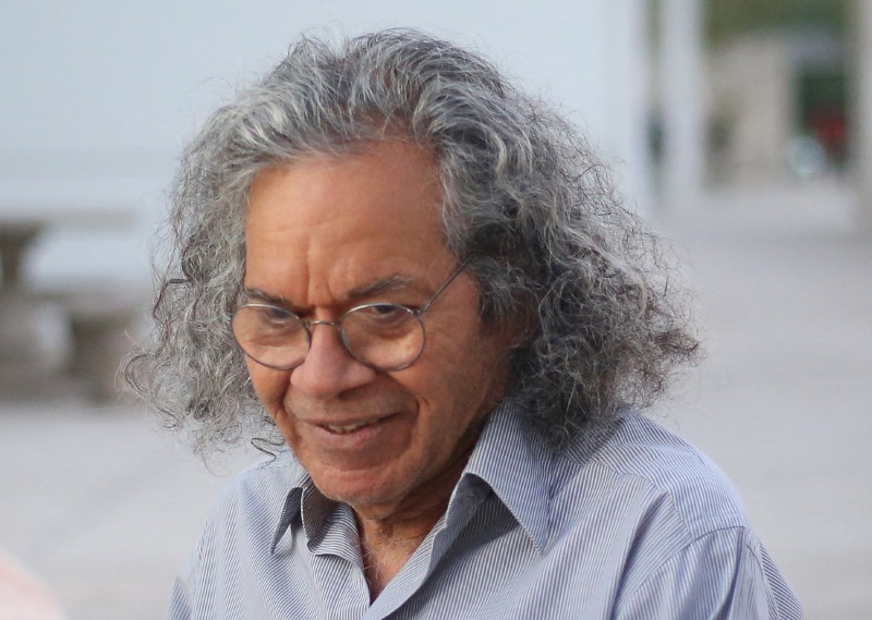 © Reuters. FILE PHOTO: The billionaire founder of Insys Therapeutics Inc. John Kapoor, exits the federal court house after a bail hearing in Phoenix