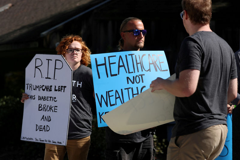 © Reuters. FILE PHOTO: The SoCal Health Care Coalition protests President Donald Trump's executive order on healthcare at UC San Diego in La Jolla