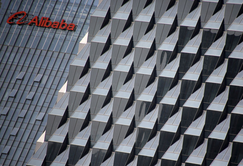 © Reuters. FILE PHOTO: A logo of Alibaba Group is seen on a building under construction, where the company's Beijing headquarters will be, in Beijing