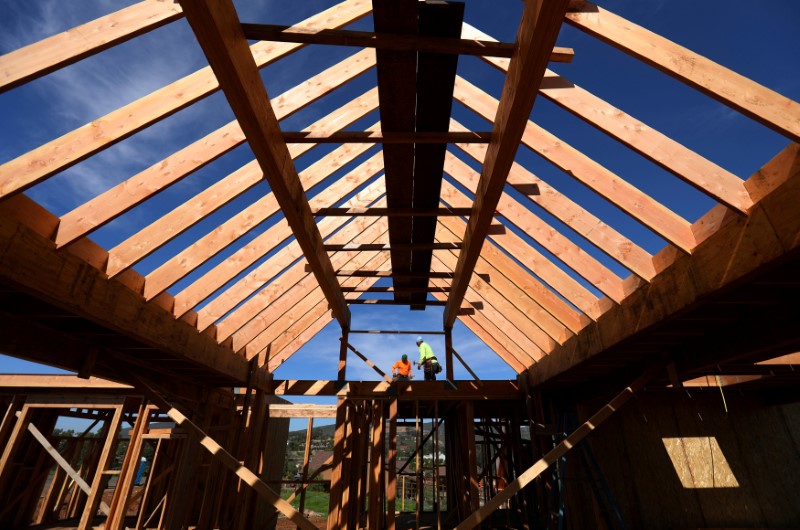 © Reuters. FILE PHOTO - Construction workers build a single family home in San Diego California