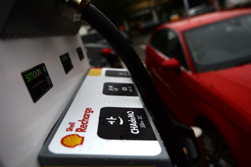 © Reuters. Shell supera previsiones en el tercer trimestre por el refino