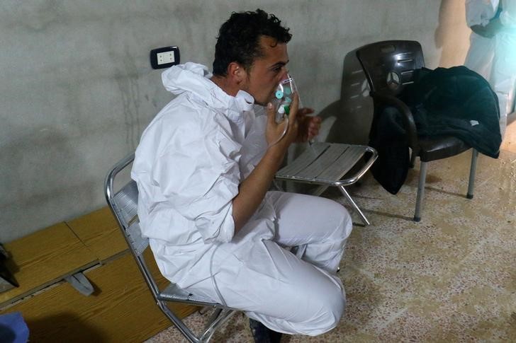 © Reuters. A man breathes through an oxygen mask, after what rescue workers described as a suspected gas attack in the town of Khan Sheikhoun in rebel-held Idlib