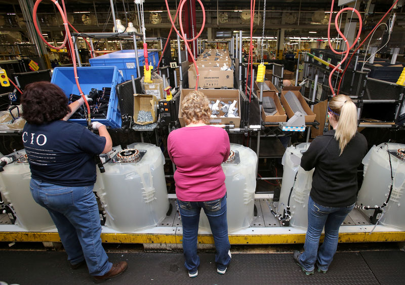 © Reuters. FILE PHOTO: Workers assemble washing machines at a Whirlpool plant in Clyde