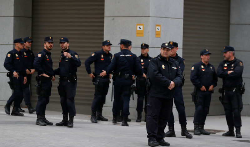 © Reuters. Poliziotti spagnoli davanti al tribunale di Madrid