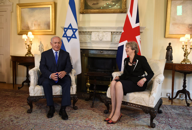 © Reuters. Britain's Prime Minister Theresa May meets Israel's Prime Minister Benjamin Netanyahu in 10 Downing Street, London