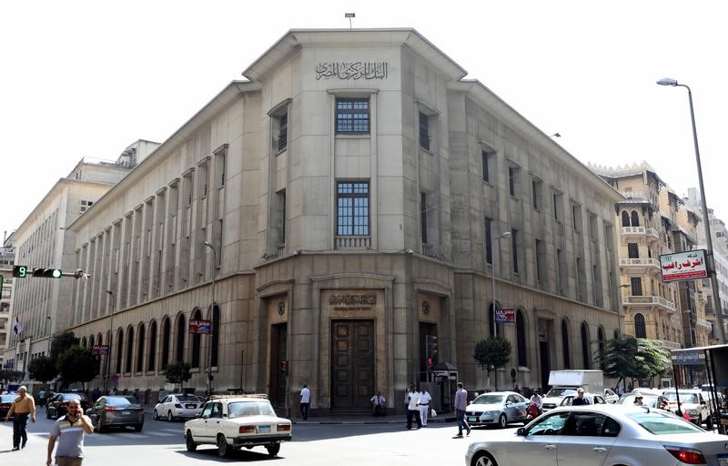 © Reuters. البنك المركزي: تحويلات المغتربين المصريين ترتفع 24.4% على أساس سنوي في سبتمبر
